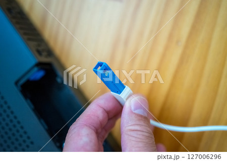 ONUに光ケーブルを繋ぐ ONUに光ケーブルを繋ぐ 127006296