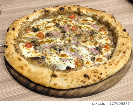 Delicious Pizza Topped with Ham and Vegetables 127006377