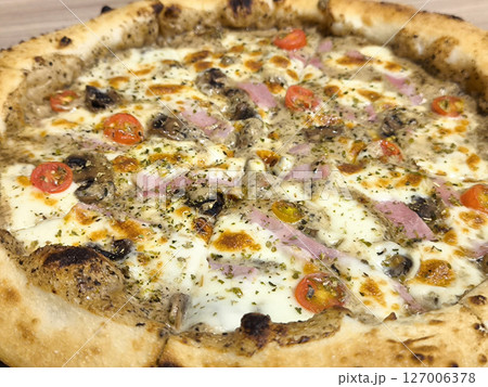 Delicious Pizza Topped with Ham and Vegetables 127006378
