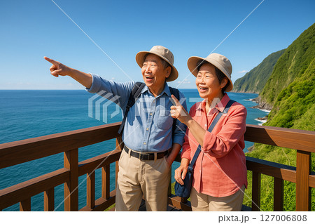 旅行をするシニア夫婦 127006808