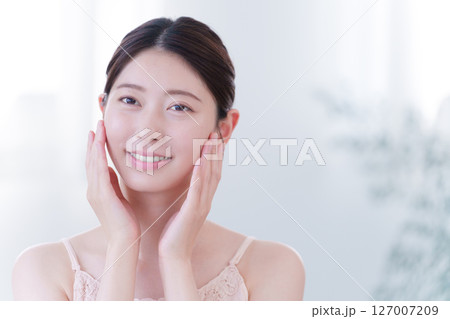 若い女性の美容スキンケア 127007209