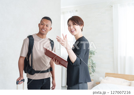 アジア人ホテルスタッフと外国人観光客 127007216
