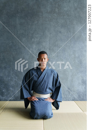 浴衣を着て正座する外国人観光客 127007223