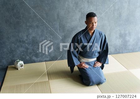 浴衣を着て正座する外国人観光客 127007224
