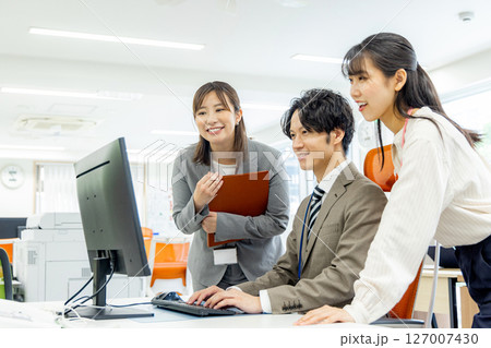 オフィスで働く会社員 127007430