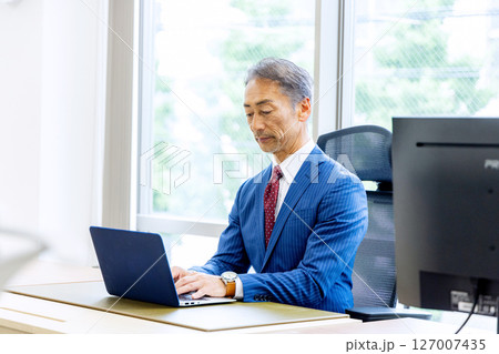 パソコンを使う中高年ビジネスマン パソコンを使う中高年ビジネスマン 127007435