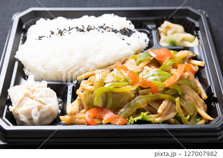 美味しい青椒肉絲の中華弁当 127007982