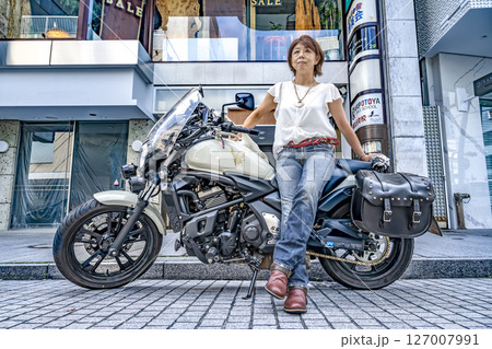 大型アメリカンバイクに乗って横浜元町ショッピングストリートに来た女性ライダー 127007991