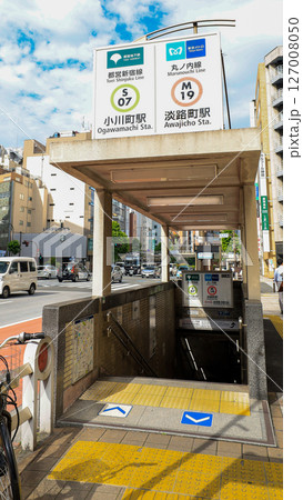 東京メトロ丸ノ内線の淡路町駅、都営地下鉄新宿線の小川町駅A4番出入口 東京メトロ丸ノ内線の淡路町駅、都営地下鉄新宿線の小川町駅A4番出入口 127008050