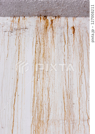 Flat Roof leak to wall of building. Flat Roof leak to wall of building. 127008211