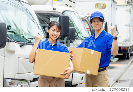 荷物を配送するスタッフ 127008252