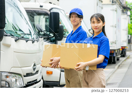 荷物を配送するスタッフ 127008253