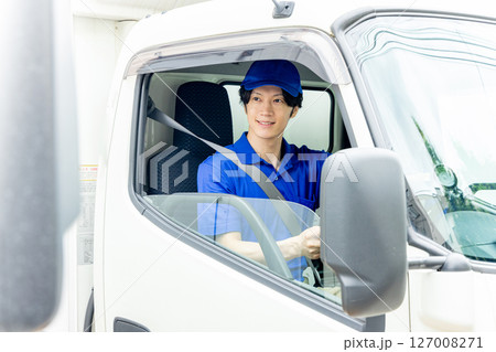 運転する配送スタッフ 127008271
