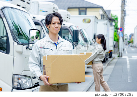 ダンボールを運ぶ男性作業員 127008285