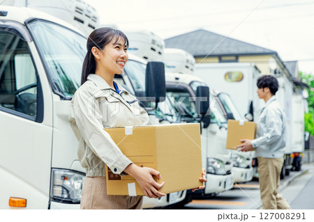 女性ドライバー　荷物　宅配 127008291