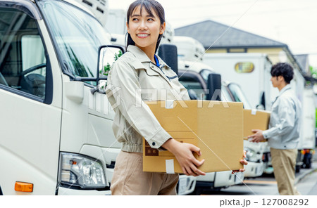 女性ドライバー 荷物 宅配 女性ドライバー 荷物 宅配 127008292