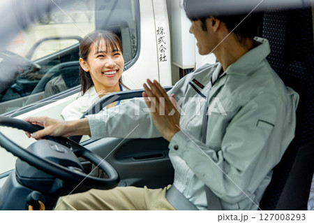 トラック　作業着を着た若い女性 127008293