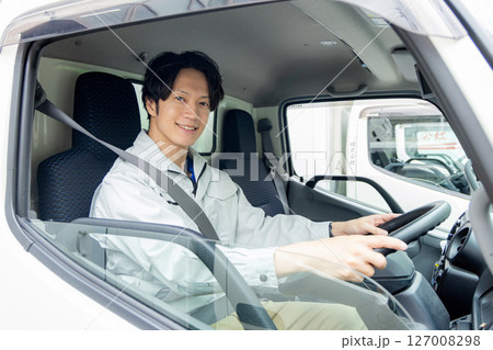 トラックに乗る作業員 127008298