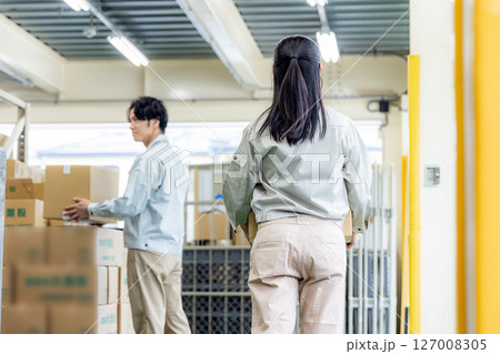 倉庫　仕事　ダンボール 127008305