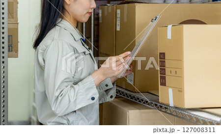 倉庫で働く若い女性 127008311