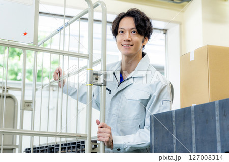 荷物を届ける宅配便の男性 127008314