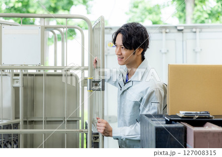 荷物を届ける宅配便の男性 荷物を届ける宅配便の男性 127008315