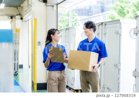荷物を届ける宅配ドライバー 荷物を届ける宅配ドライバー 127008319