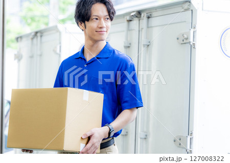 荷物を届ける宅急便の男性 127008322