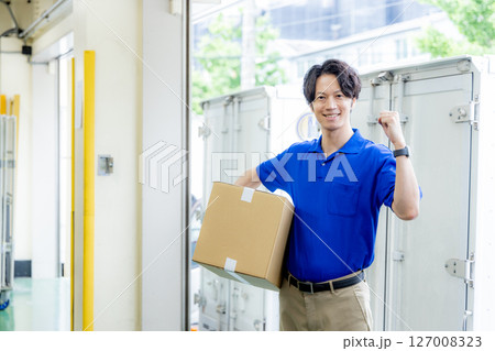荷物を届ける宅急便の男性 荷物を届ける宅急便の男性 127008323