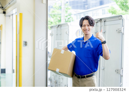 荷物を届ける宅急便の男性 127008324