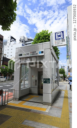 東京メトロ丸ノ内線の淡路町駅、千代田線の新御茶ノ水駅、都営地下鉄新宿線の小川町駅A6番エレベーター口 127008932