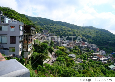 山に囲まれた町 山に囲まれた町 127009779