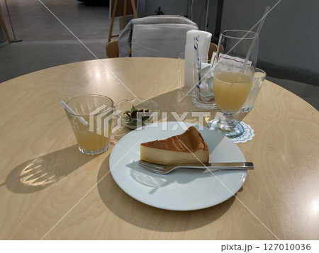 りんごジュースとチーズケーキ 127010036