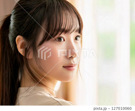 遠くを見つめる若い女性-アップ 遠くを見つめる若い女性-アップ 127010060