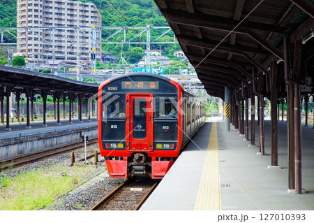 門司港駅に到着の電車 門司港レトロ 門司港駅に到着の電車 門司港レトロ 127010393