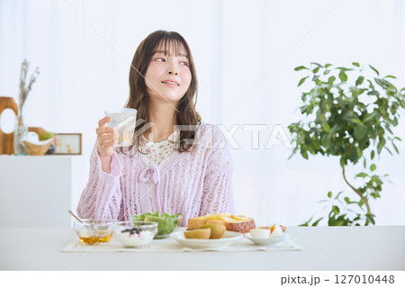 爽やかな初夏の朝に朝食を食べる女性 127010448