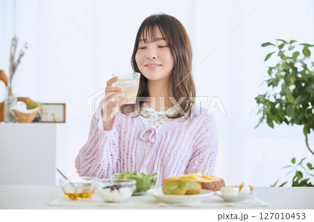 爽やかな初夏の朝に朝食を食べる女性 127010453