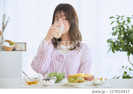 爽やかな初夏の朝に朝食を食べる女性 127010457