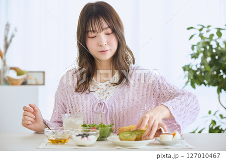 爽やかな初夏の朝に朝食を食べる女性 127010467