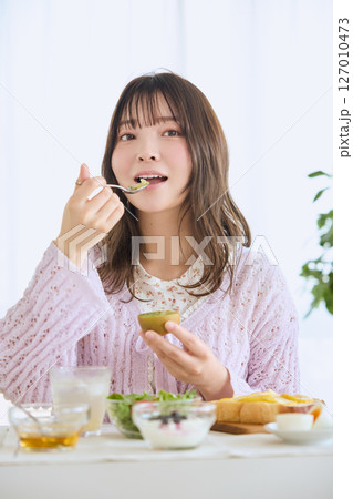 爽やかな初夏の朝に朝食を食べる女性 127010473