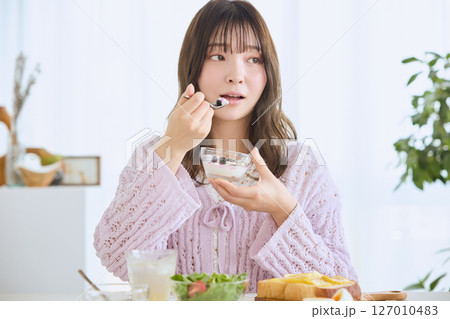 爽やかな初夏の朝に朝食を食べる女性 127010483