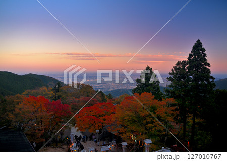 関東・紅葉の大山詣り・大山阿夫利神社、下社から眺める相模湾、江ノ島方面の夕景・神奈川県伊勢原市(1) 127010767