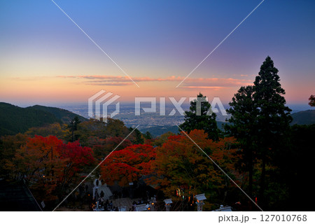 関東・紅葉の大山詣り・大山阿夫利神社、下社から眺める相模湾、江ノ島方面の夕景・神奈川県伊勢原市(3) 127010768