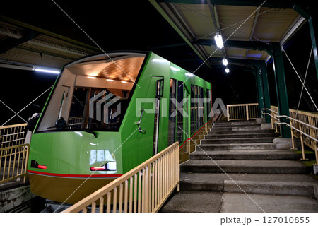 関東・紅葉の大山詣り・夜景運転中の大山ケーブルカーのイメージ・神奈川県伊勢原市 関東・紅葉の大山詣り・夜景運転中の大山ケーブルカーのイメージ・神奈川県伊勢原市 127010855