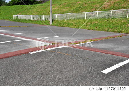 駐車場の減速滞_減速ロードバンプ_03 駐車場の減速滞_減速ロードバンプ_03 127011595