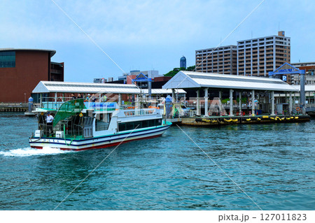 唐戸ターミナル桟橋に到着する連絡船 関門汽船 唐戸ターミナル桟橋に到着する連絡船 関門汽船 127011823