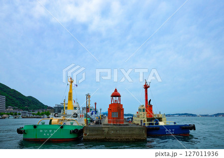 連絡船より門司港　赤灯台を望む 127011936