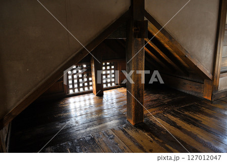 中部地方・松本城・戦国時代のお城を観光するイメージ、大天守5階の千鳥破風内部・長野県松本市(1) 中部地方・松本城・戦国時代のお城を観光するイメージ、大天守5階の千鳥破風内部・長野県松本市(1) 127012047