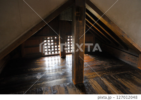 中部地方・松本城・戦国時代のお城を観光するイメージ、大天守5階の千鳥破風内部・長野県松本市(2) 127012048