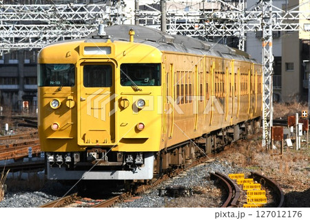 下関を出発する山陽本線の115系（N18編成） 127012176